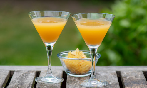 Martini Bianco med passionsfrukt- och persikopuré toppad med prosecco. 