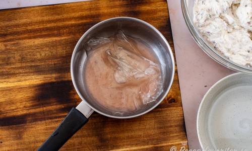Krama ur gelatinbladen och lägg med lagen från matjessillen i en kastrull. Smält under omrörning på spisen. 