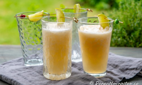 En mocktail är en alkoholfri cocktail. Här med mixad melon, is, lime och fruktsoda. 