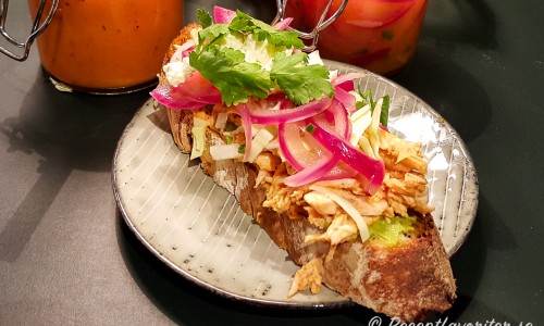 Mexikansk macka eller sandwich med kyckling på tallrik