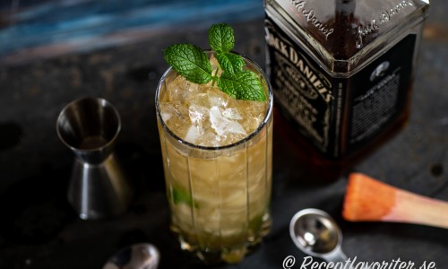 Mint Julep med Jack Daniels bourbon, mynta, socker och is i highballglas 