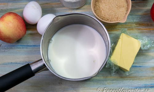 Värm upp mjölk så det sjuder och lägg sedan i smöret samt ta av från värmen. 