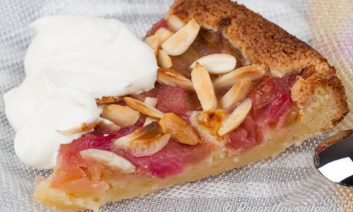 Rabarberkakan är god med vispad grädde till fika eller dessert. 