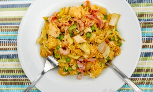 Nasi Goreng en slags pytt med ris som steks med många olika ingredienser - vanligt är curry och chili samt kött, räkor och grönsaker som strimlad kål. 