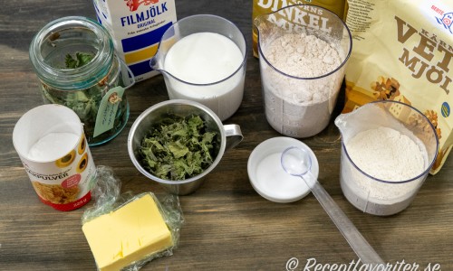 Ingredienser till nässelscones: smör, bakpulver, torkade nässlor, filmjölk, dinkelmjöl, vetemjöl och salt.
