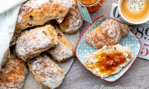 Baka nattjästa frasiga frallor till frukost och brunch serverade med smör och marmelad