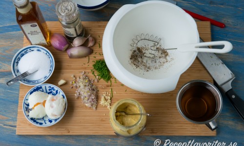 Ingredienserna till Nobissås. Äggen koks bara 2 minuter så att äggulorna är lösa - de används sedan att binda ihop såsen med oljan till en majonnäs. 