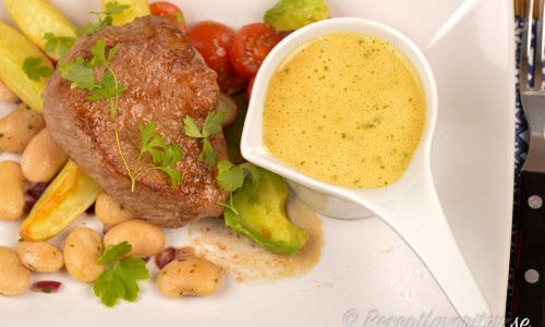 Sauce Colbert serverad med oxfilé, klyftpotatis samt en sallad med vita bönor, tomat och avokado. 