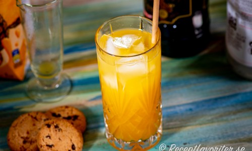Painkiller cocktail - en longdrink med rom, ananas, apelsin och kokoslikör. 