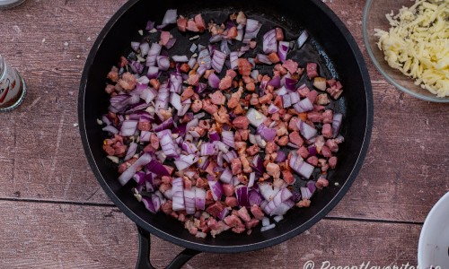 Fräs bacon och tillsätt rödlök, vitlök samt chiliflakes. 