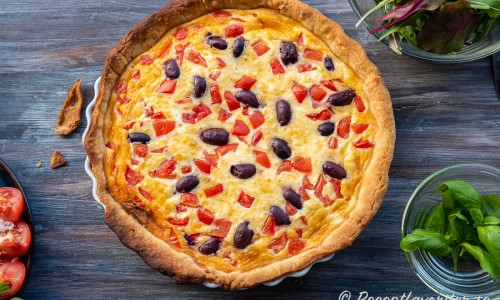 Paj med fetaost, oliver och tärnad tomat samt mozzarella. 