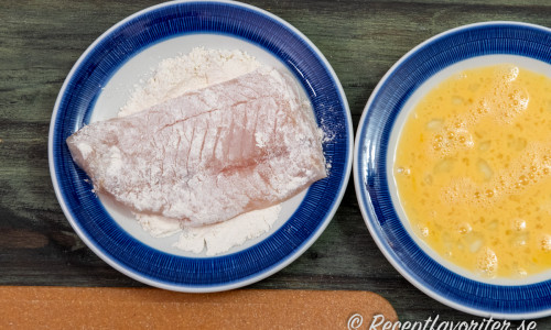 Torka fisken torr med papper. Vänd fiskfiléerna i vetemjöl blandat med salt och peppar. 