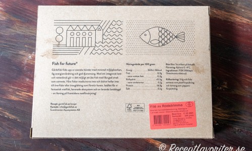 Baksidan av förpackningen med rödstrimma från Gårdsfisk med lite mer information om fisken. 