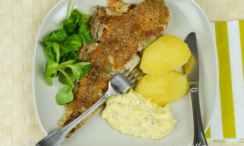 Rödspätta eller plattfisk med remouladsås, kokt potatis och maché-sallad. 