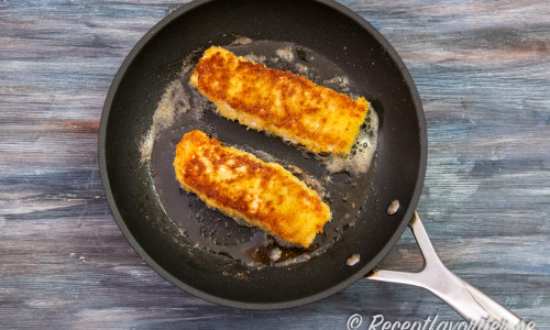 Stek torsken på medelvärme i smör och olja tills en ljus brun färg ca 3 minuter på varje sida runt om. 