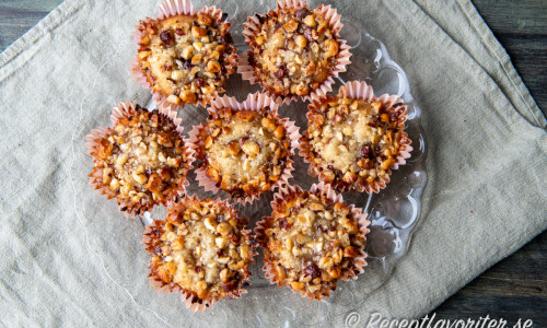 Blanda i päronbitar i muffinssmeten för extra saftiga muffins. Toppa med knaprig toscasmet med hasselnötter. 