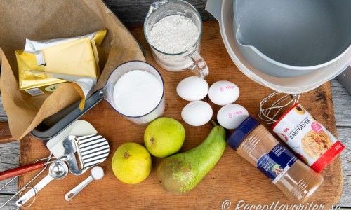 Ingredienser till päronrutorna: smör, socker, ägg, päron, vetemjöl, kanel och bakpulver. 