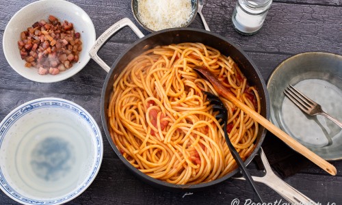Blanda pastan i tomatsåsen samt vänd i fläsk, 1 dl pastavatten samt pecorino. Spara lite pecorino till servering. 