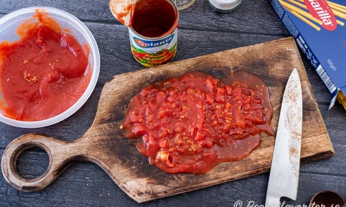 Ta ur de dela tomaterna och hacka dem. 