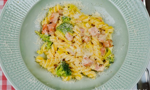 Pasta med kassler och broccoli, purjolök och parmesan i tallrik