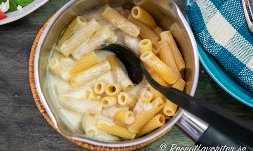 Tillsätt kokt pasta och blanda runt med ostsåsen. 