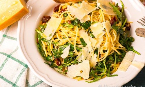 Pasta med parmesan i tallrik