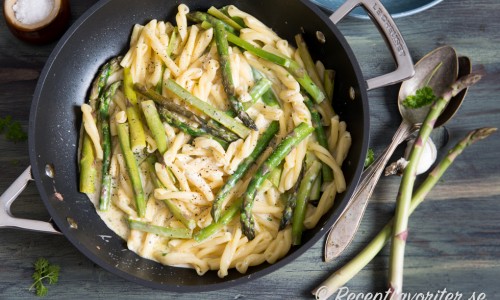 Strozzapreti är en variant av pasta likt penne - här med grön sparris, mascarpone, parmesan och grädde
