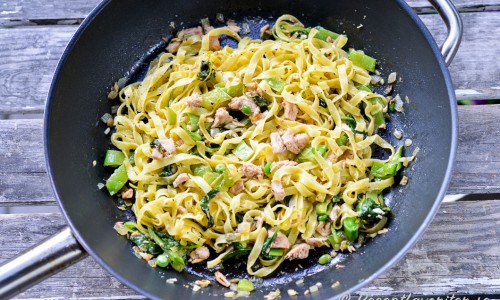 Blanda ihop pastan väl med tonfisken och övriga ingredienser. Smaka av med lite flingsalt. 