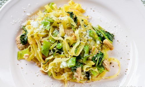 Tagliatelle pasta med tonfisk, kapris, sockerärtor, vitlök, parmesan och babyspenat. 