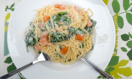 Pasta med rökt lax och spenat