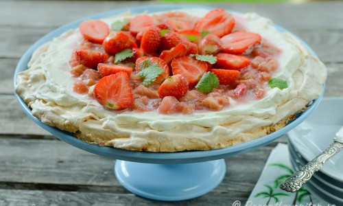 Pavlovatårta med jordgubbar och rabarber. Gott med söt maräng, syrlig rabarber och färska jordgubbar. 