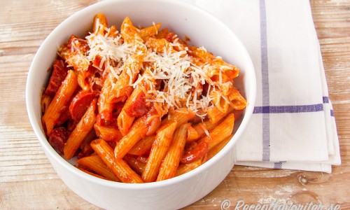Penne Diablo - en het pasta för dig som gillar stark korv som chorizo - ös gärna på med mer chiliflakes eller valfri chili efter tycke. 