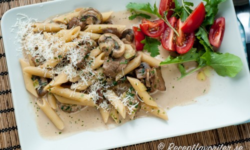 Penne pasta med fläskfile, svamp och grädde
