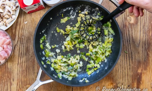Stek först lök, vitlök och purjolök mjuk i lite av olivolja. Tillsätt och rör ut vetemjöl. 