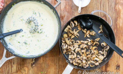 Rör i mjölk, grädde, vitt vin, buljongtärning, soja samt låt småkoka. Stek svampen i lite av olivolja samt tillsätt den. 
