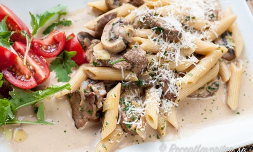 Oxfilépasta med strimlad oxfilé, sås av grädde och smakrik svamp. 