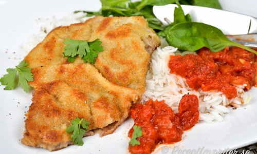 Piccata milanese är en ostpanerad schnitzel med tomatsås