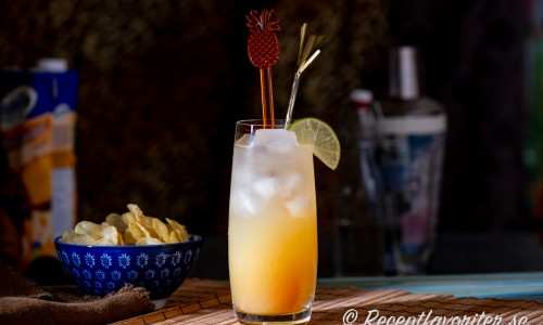 En Pineapple Sparkler - en bubblig alkoholfri drink med ananasjuice, lime och sodavatten. 