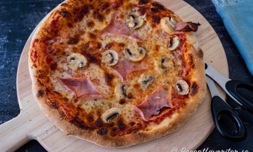 Klassisk Pizza Capricciosa med skinka och champinjoner.  