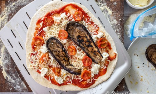 Lägg på två skivor aubergine och grädda pizzan. 