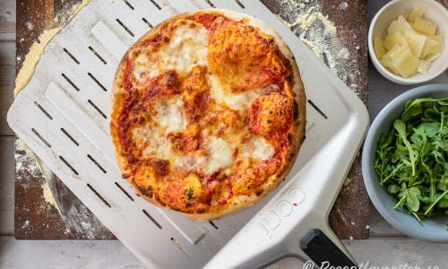 När pizzabottnen är gräddad kan du toppa den med övriga ingredienser. 