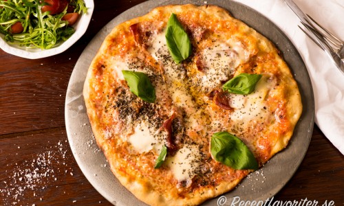 Pizza med lufttorkad skinka och västerbottensost