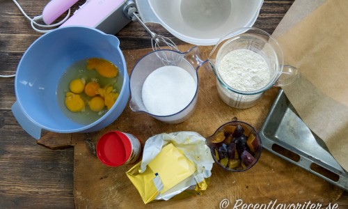 Ingredienser till plommonkakan: ägg, socker, smör, bakpulver, vetemjöl och plommon. 
