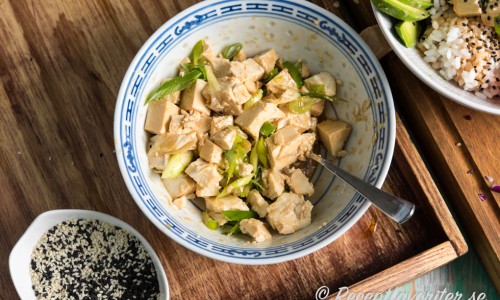 Sesamolja, ljus japansk soja och salladslök ger god smak åt tofun. Överbliven tofu kan du spara och marinera i kylen till annat.