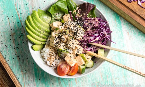 Pokebowl med marinerad tofu, avokado, rödkål, Wasabidressing och annat gott. 
