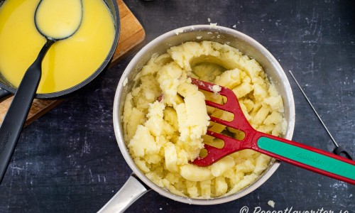 Häll av potatisen och mosa med en potatisstöt. 