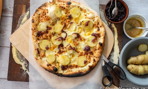 Potatispizza Bianco toppad med brynt smör, rosmarin och karamelliserad rödlök samt lite flingsalt. 