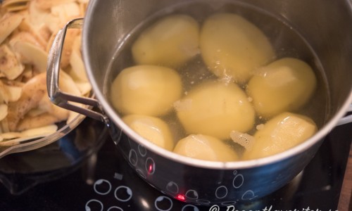 Välj en stora fasta ekologiska potatisar. Skala dem och låt sedan svalna innan du tärnar dem och blandar med gräddfil och majonnäs.   