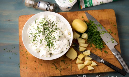 Klassiska ingredienser i en potatissallad är förutom potatis - gräddfil, lite majonnäs, hackad gräslök, salt och peppar. 
