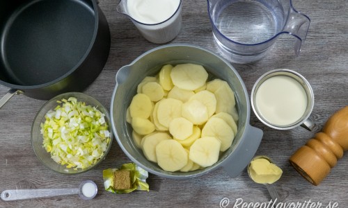 Ingredienser till potatissoppan: purjolök, potatis, grönsaksbuljong, mjölk, salt, grädde, smör och vitpeppar. 